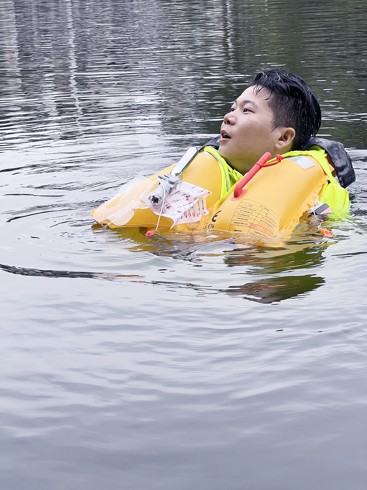 在水中气囊弹开的画面